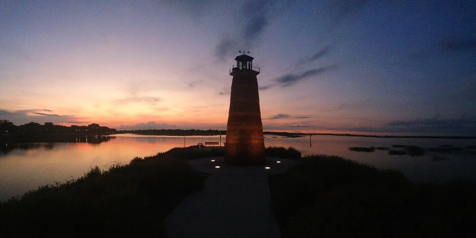 O farol do Lakefront Park, no lago Tohopekaliga, ao nascer do sol em Kissimmee, Flórida