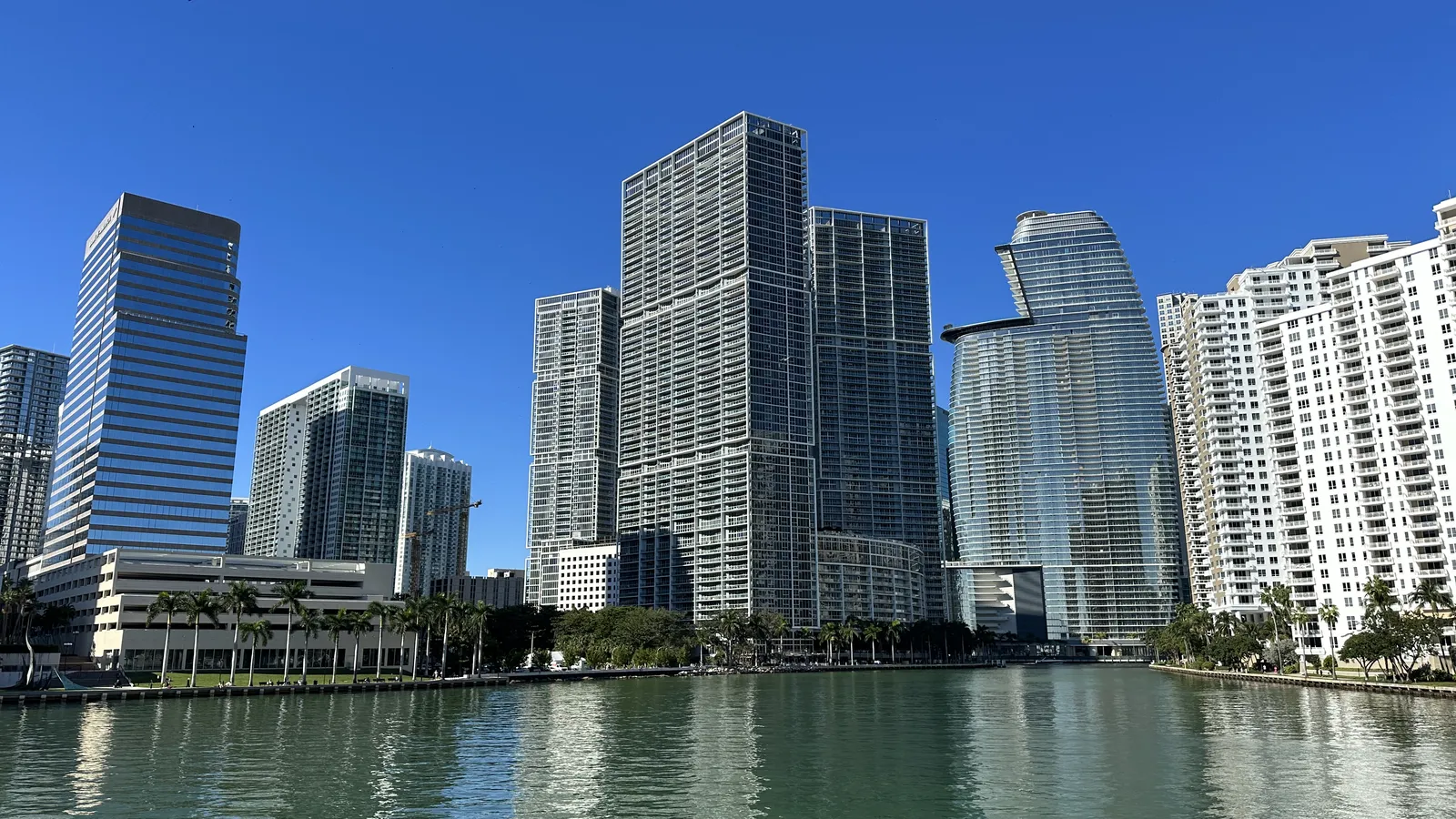 Torres de Brickell e Downtown na foz do rio Miami, em Miami, Flórida