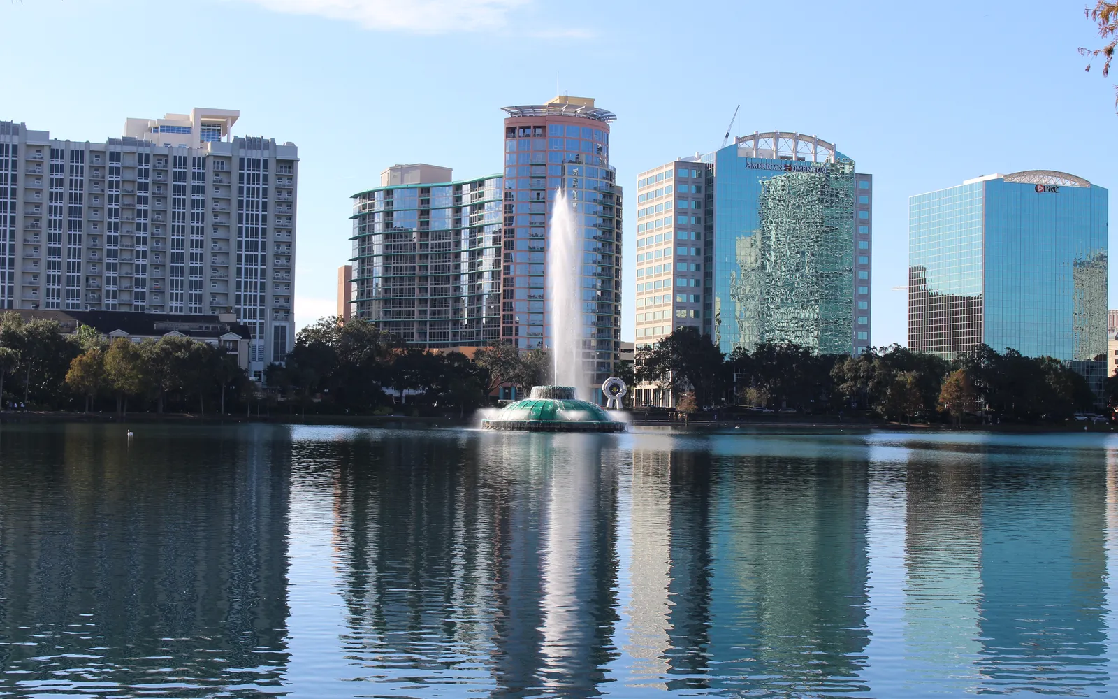 A fonte do lago Eola diante dos prédios do centro de Orlando, Flórida